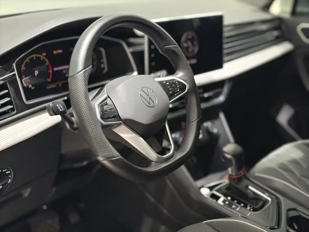 Volkswagen Tiguan L — фото 7