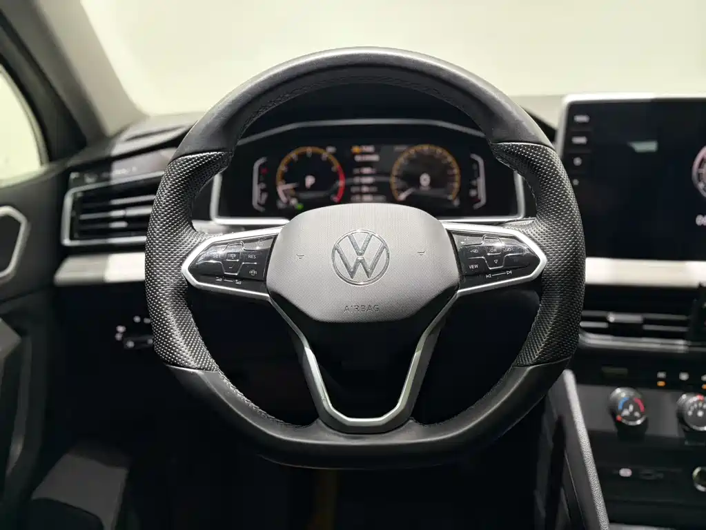 Volkswagen Tiguan L — фото 8