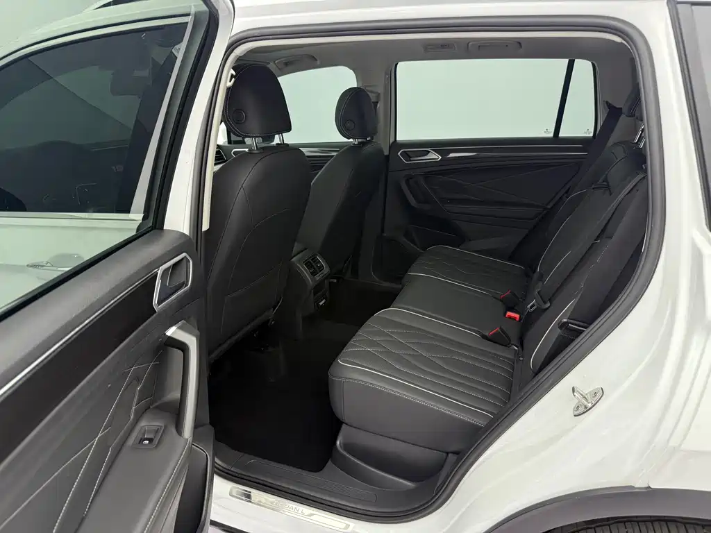 Volkswagen Tiguan L — фото 14