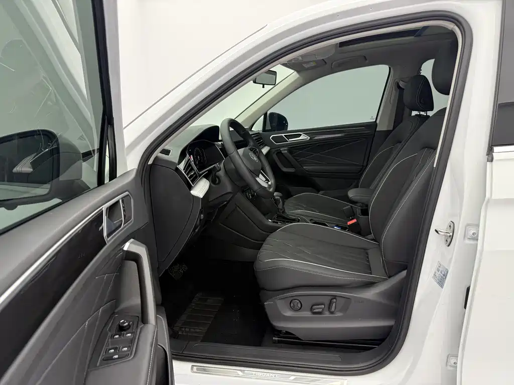 Volkswagen Tiguan L — фото 23
