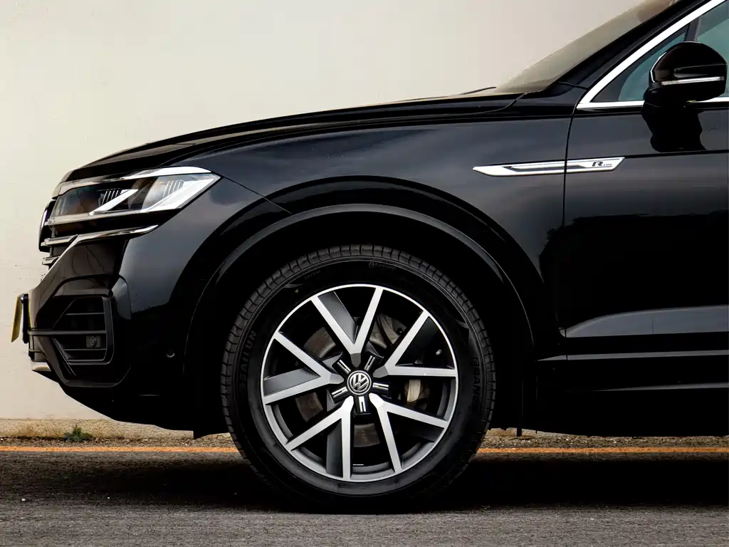 Volkswagen Touareg — фото 19