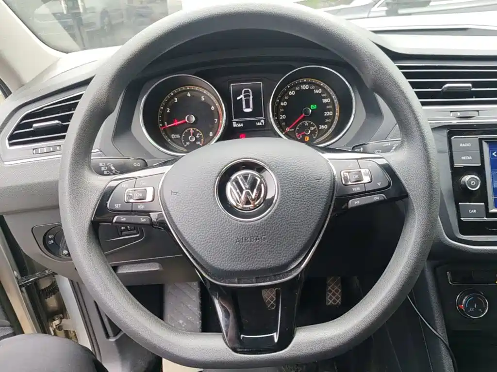 Volkswagen Tiguan L — фото 11