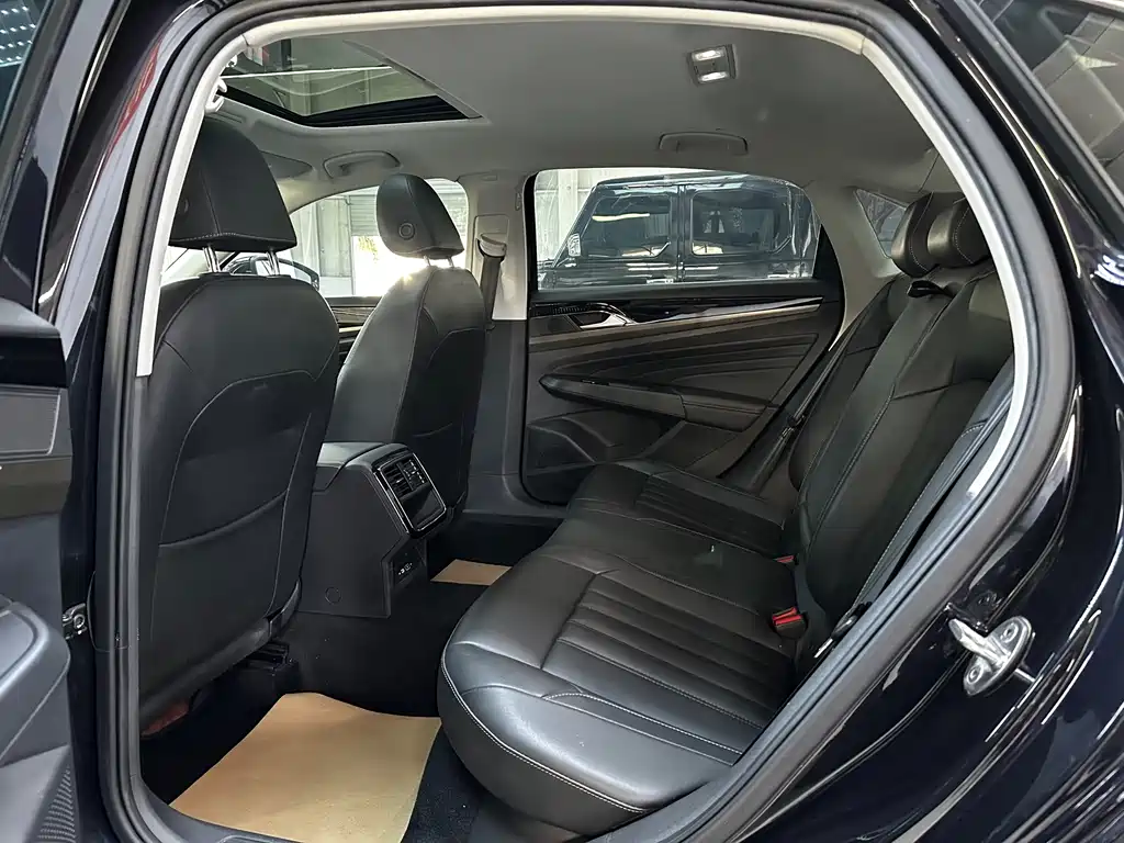 Volkswagen Passat — фото 11