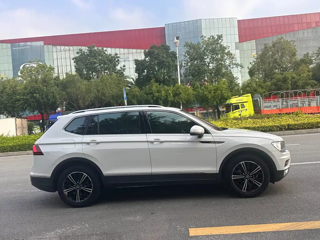 Volkswagen Tiguan L — фото 15