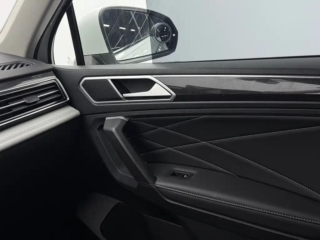 Volkswagen Tiguan L — фото 11