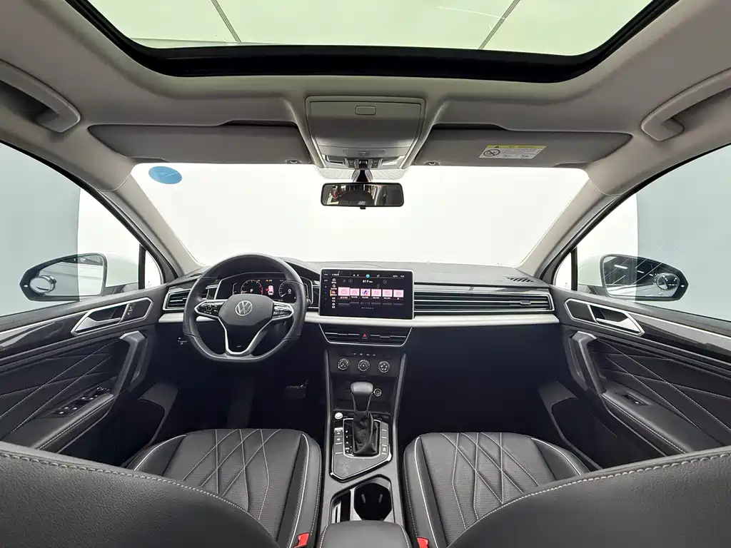 Volkswagen Tiguan L — фото 10