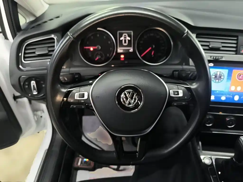 Volkswagen Golf — фото 11