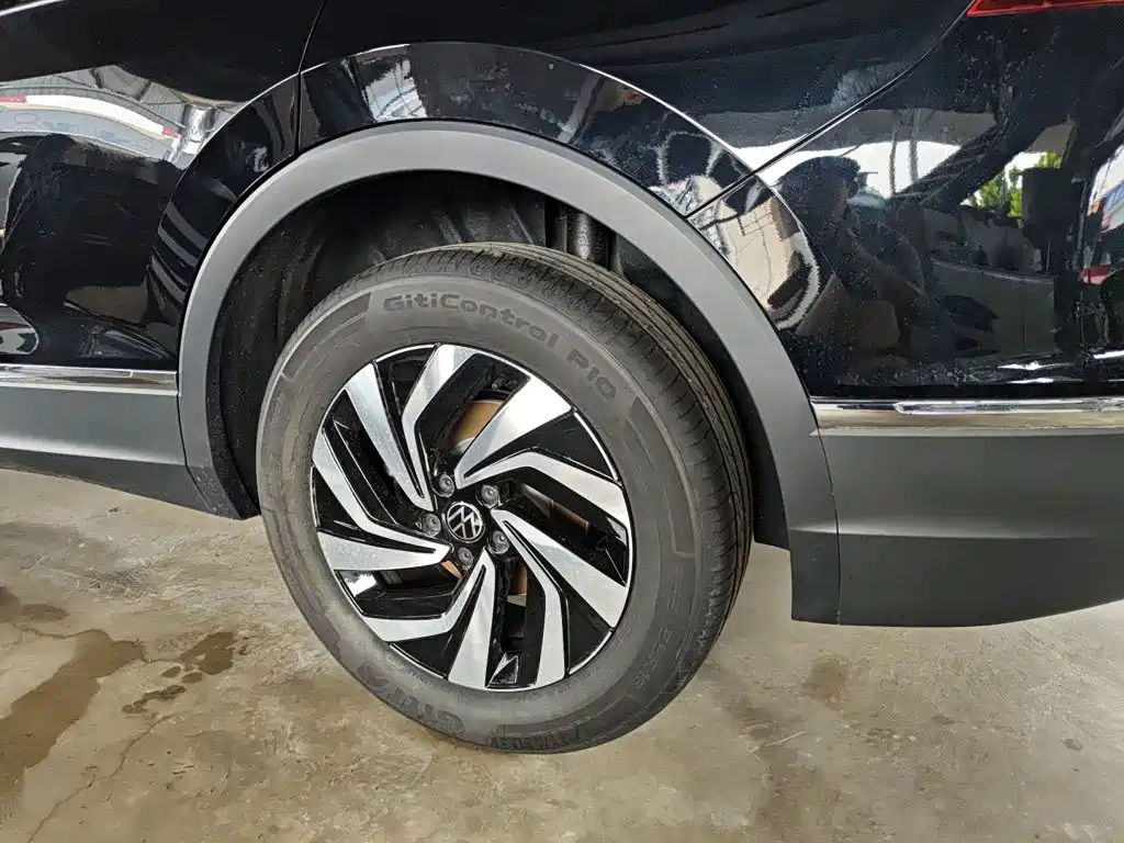 Volkswagen Tiguan L — фото 11