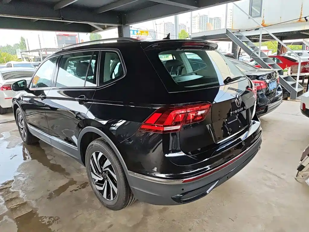 Volkswagen Tiguan L — фото 10