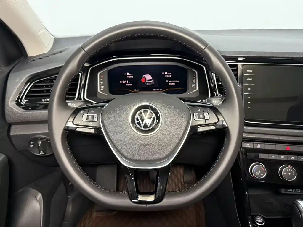 Volkswagen T-Roc — фото 11