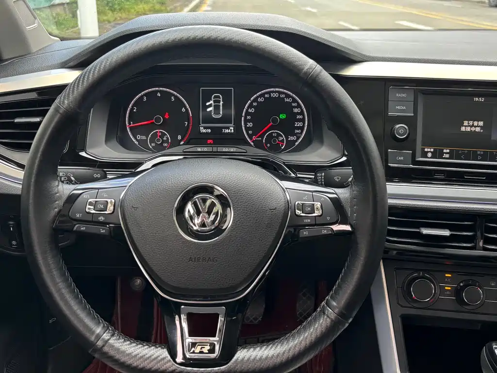 Volkswagen Polo — фото 11