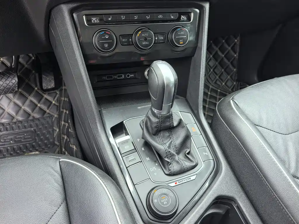 Volkswagen Tiguan — фото 11