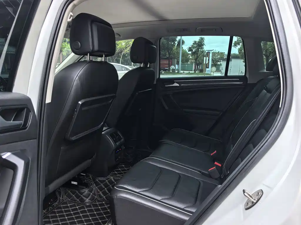 Volkswagen Tiguan — фото 6