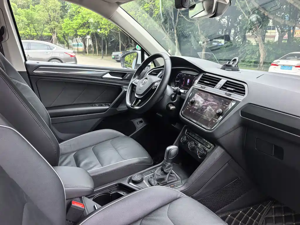 Volkswagen Tiguan — фото 10