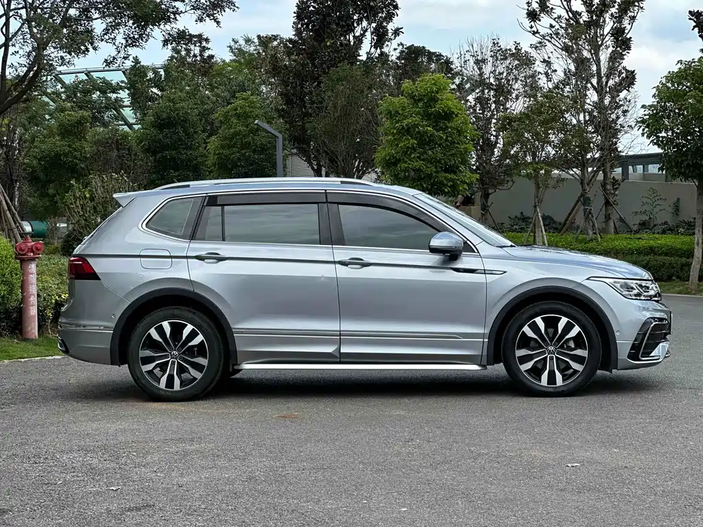 Volkswagen Tiguan L — фото 3