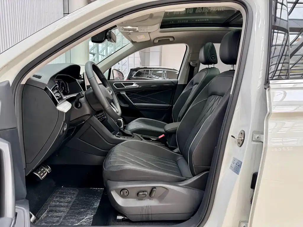 Volkswagen Tiguan L — фото 23