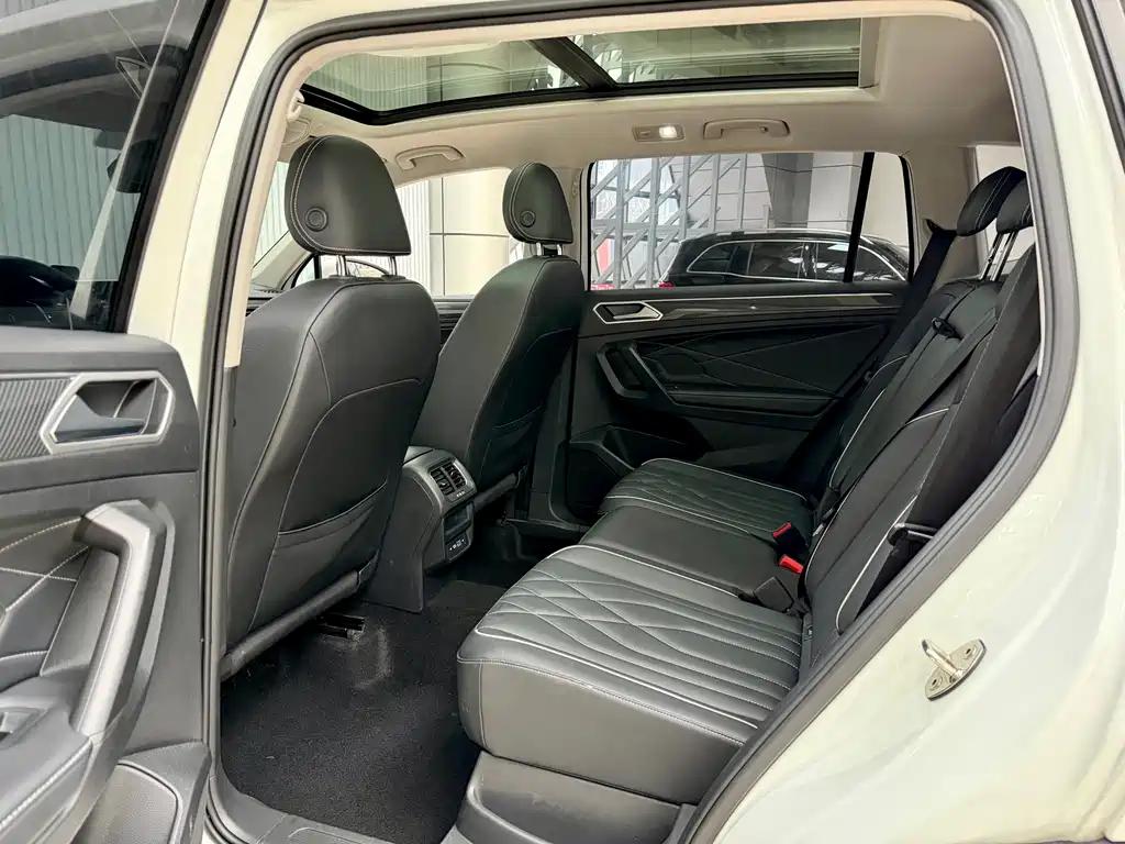 Volkswagen Tiguan L — фото 30