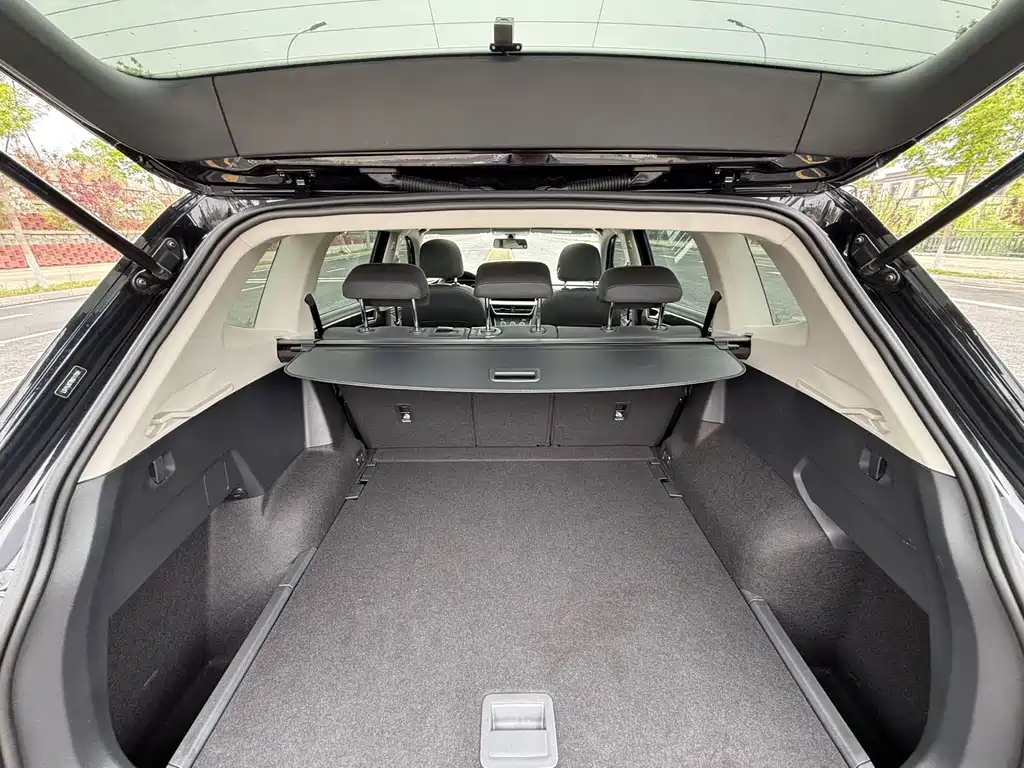 Volkswagen Tiguan L — фото 11
