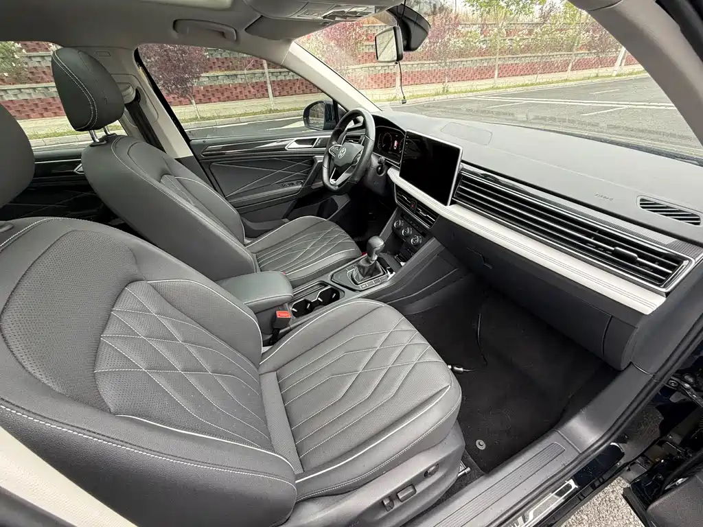 Volkswagen Tiguan L — фото 10