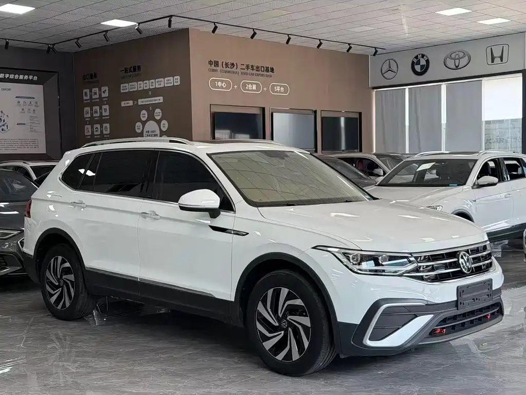 Volkswagen Tiguan L — фото 3