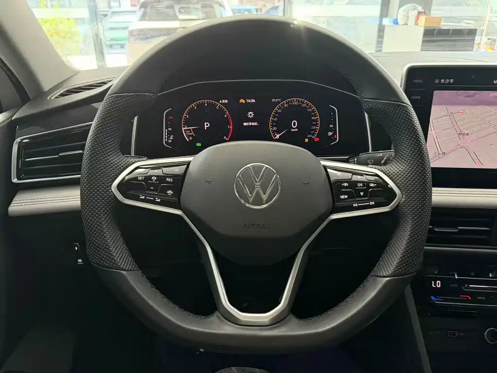 Volkswagen Tiguan L — фото 10
