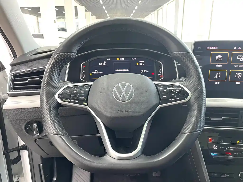 Volkswagen Tiguan L — фото 8