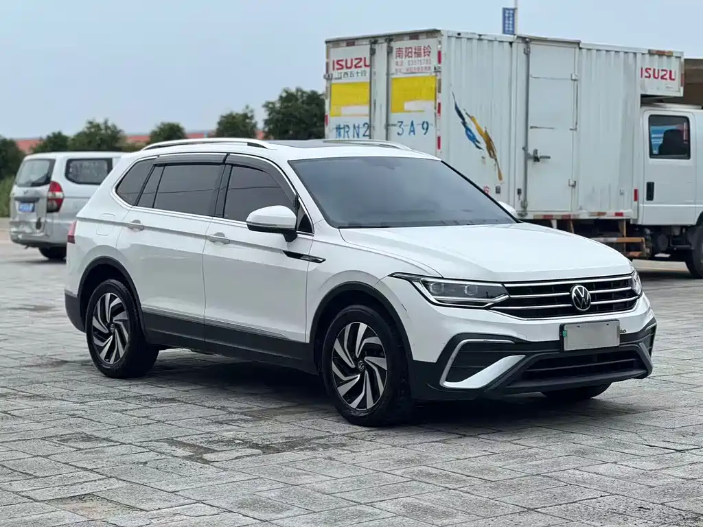 Volkswagen Tiguan L — фото 3