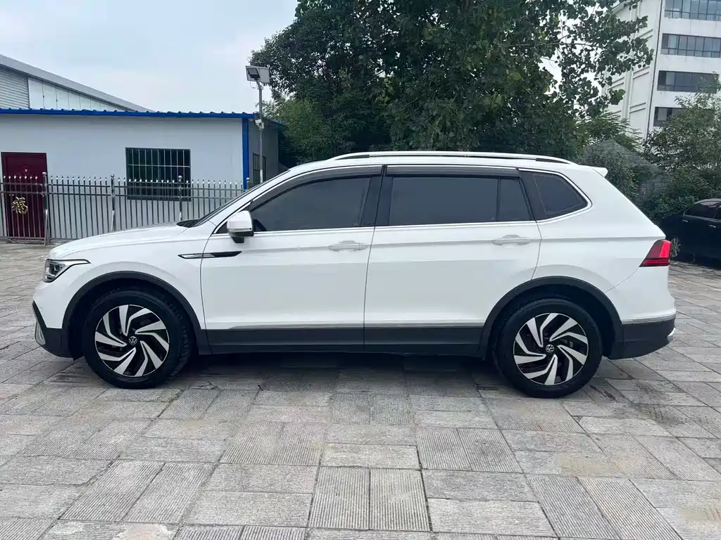 Volkswagen Tiguan L — фото 4