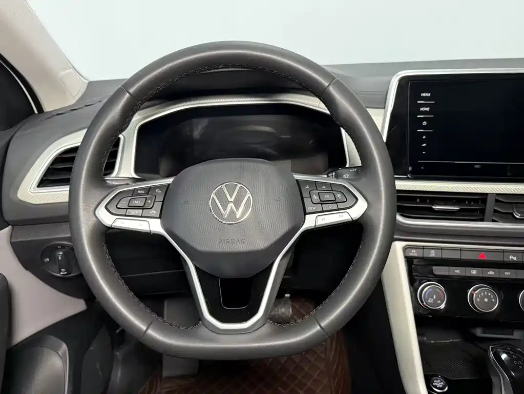 Volkswagen T-Roc — фото 14
