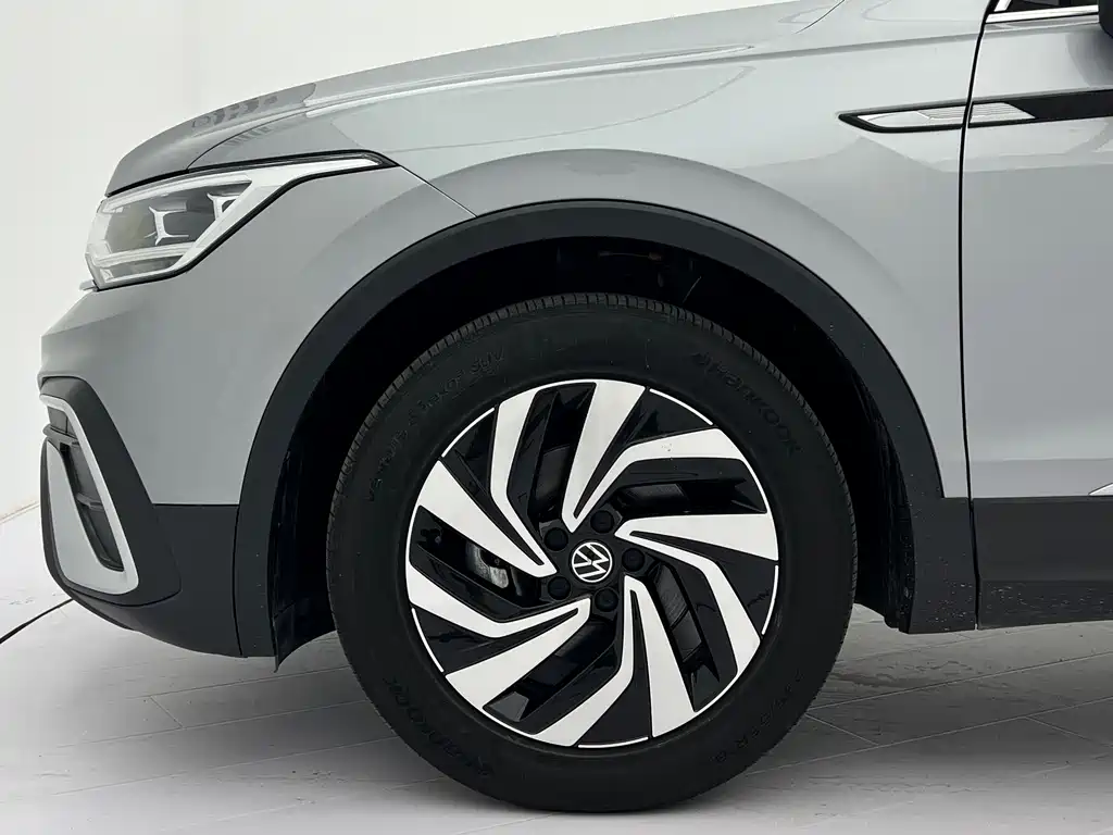 Volkswagen Tiguan L — фото 23