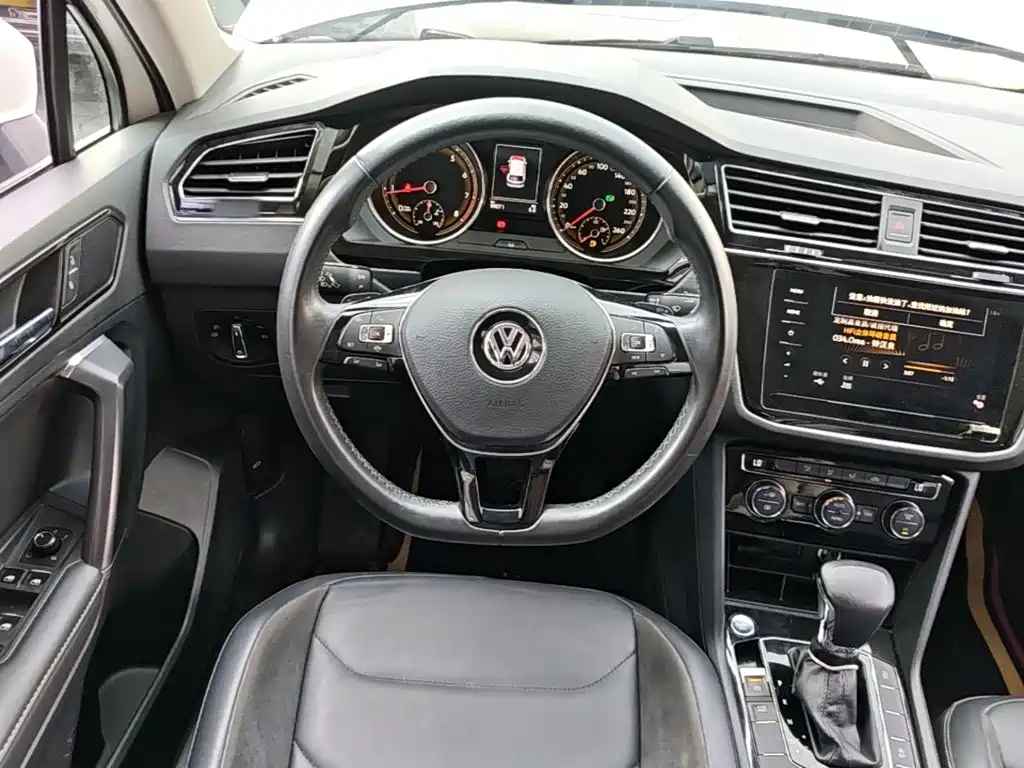 Volkswagen Tiguan L — фото 11