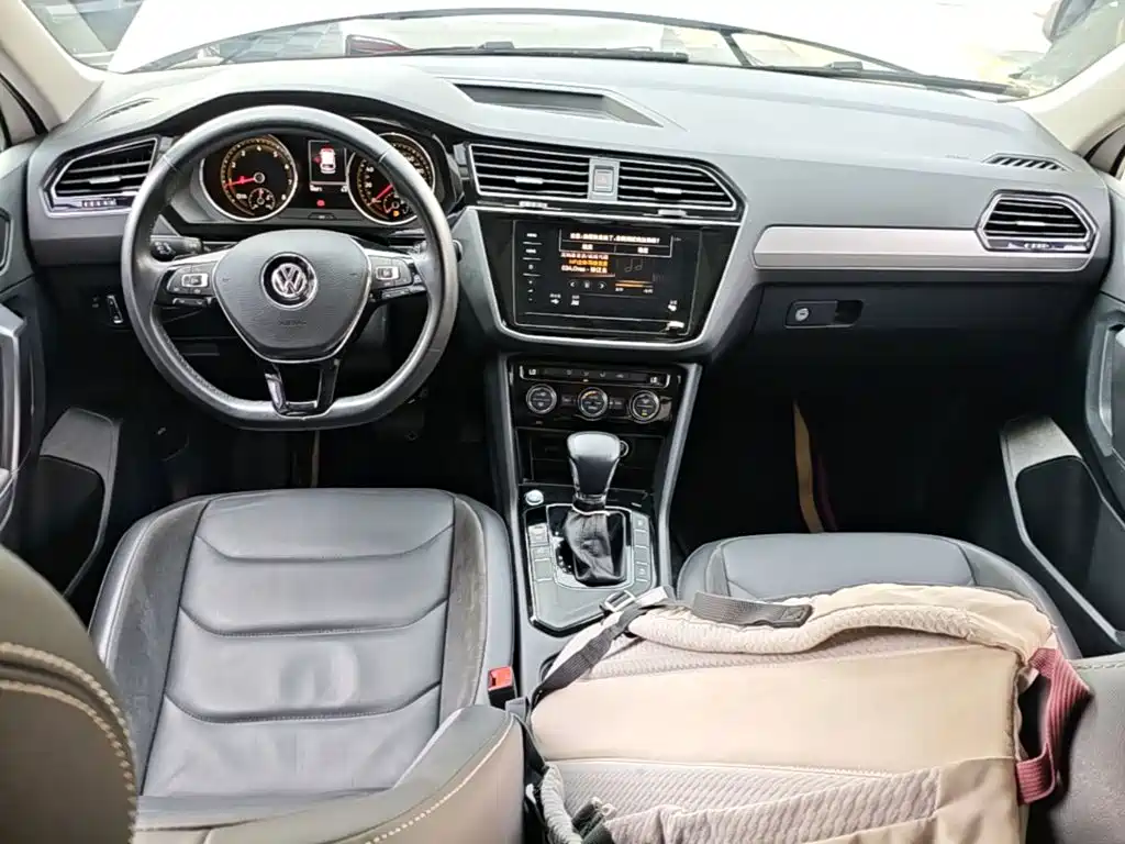 Volkswagen Tiguan L — фото 10