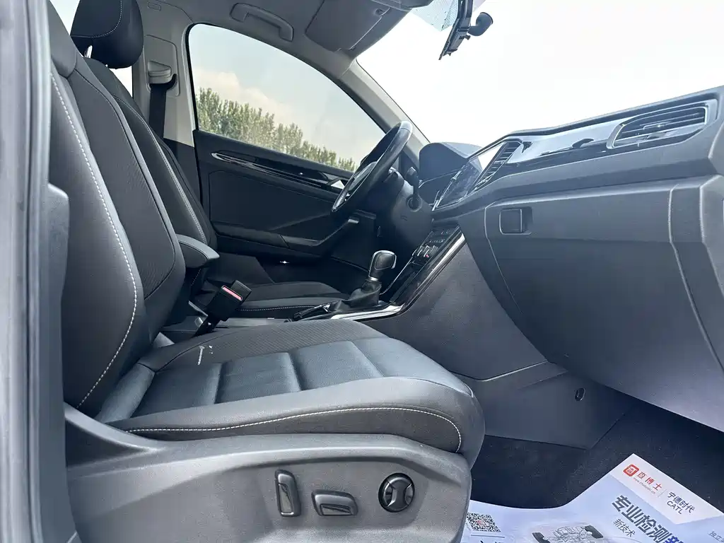 Volkswagen T-Roc — фото 5