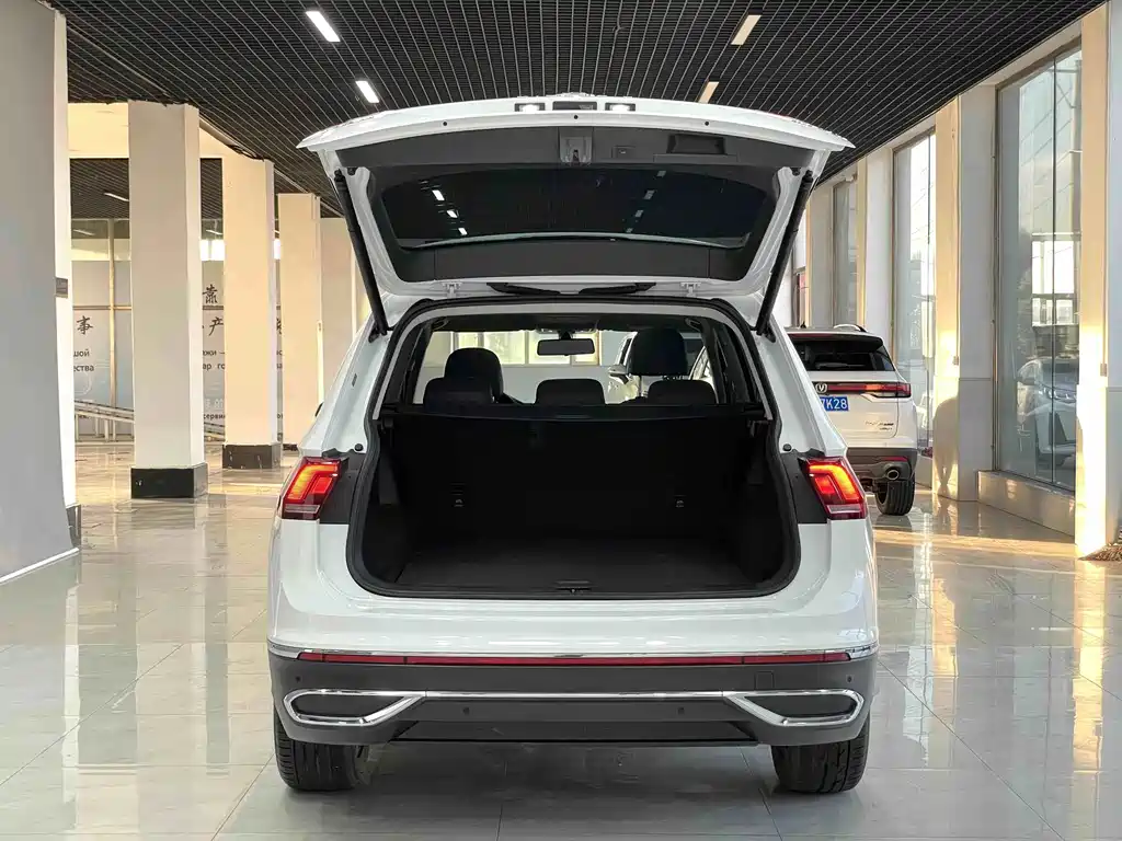 Volkswagen Tiguan L — фото 18