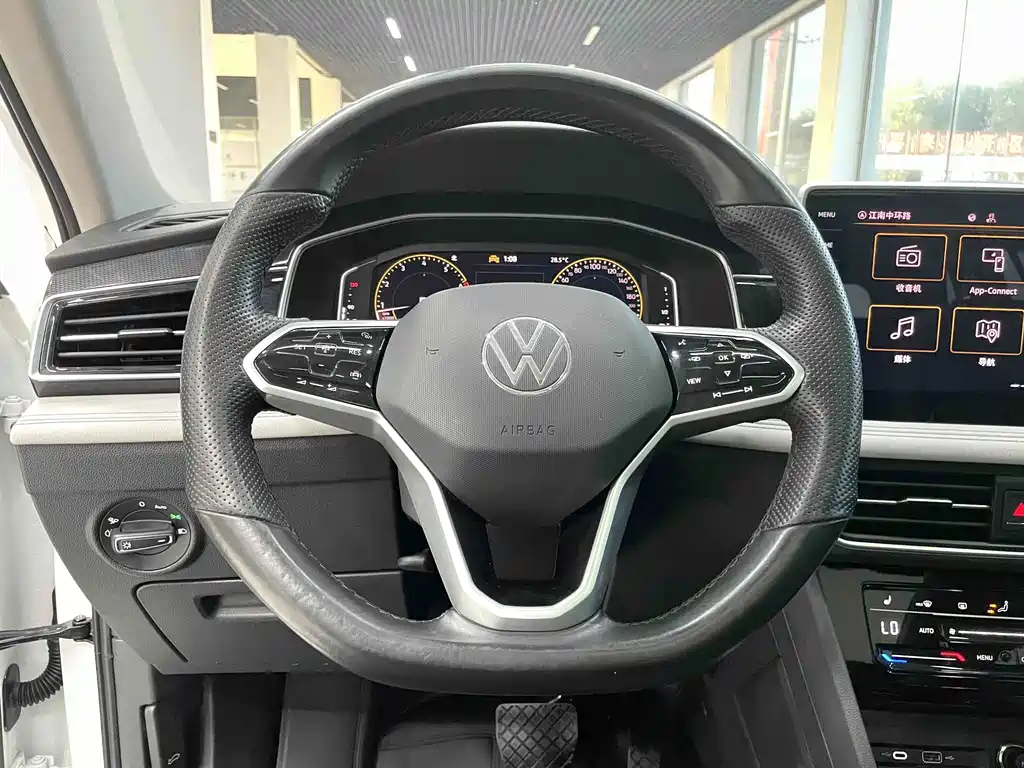 Volkswagen Tiguan L — фото 8