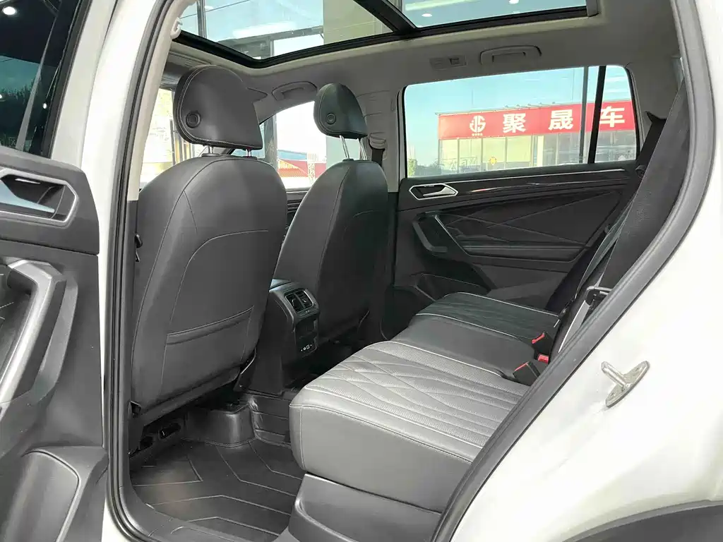 Volkswagen Tiguan L — фото 10