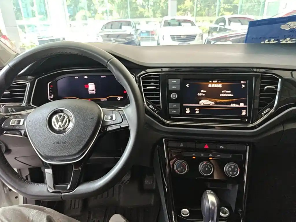 Volkswagen T-Roc — фото 10