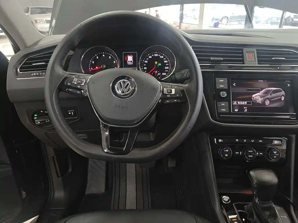 Volkswagen Tiguan L — фото 7