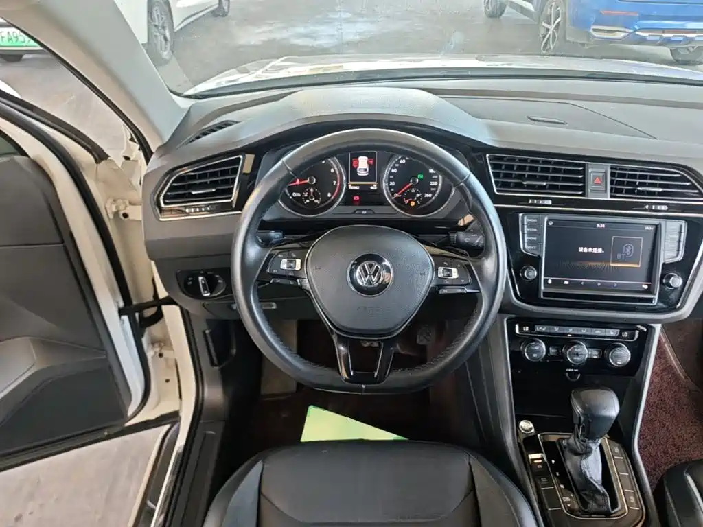 Volkswagen Tiguan L — фото 11