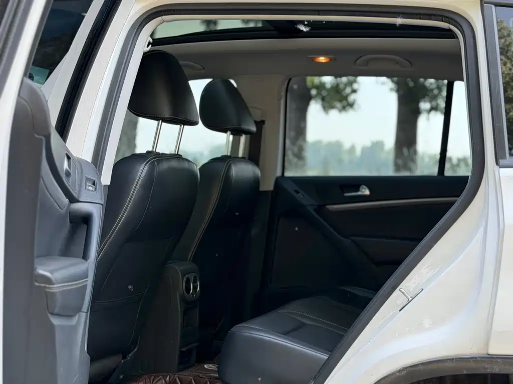 Volkswagen Tiguan — фото 11