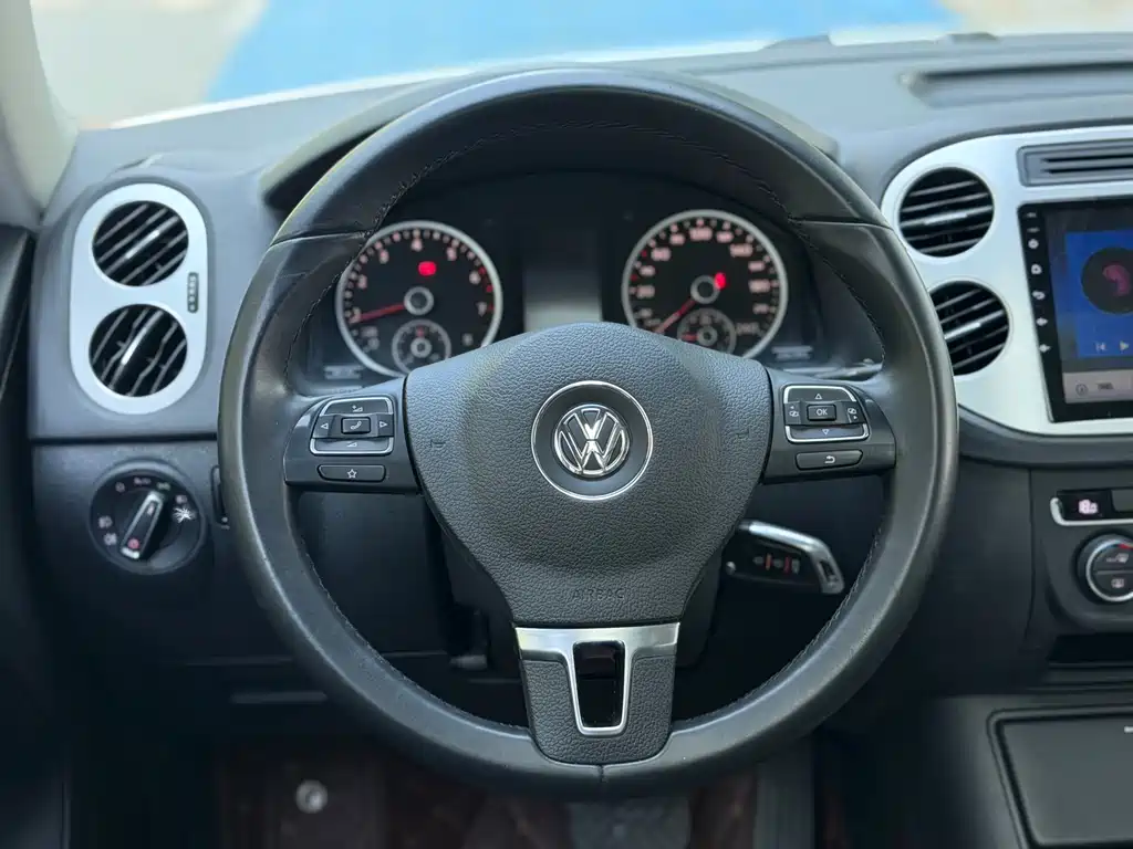 Volkswagen Tiguan — фото 13