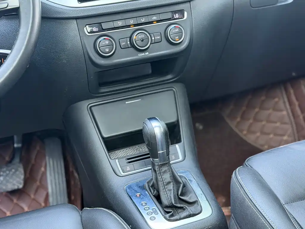 Volkswagen Tiguan — фото 14