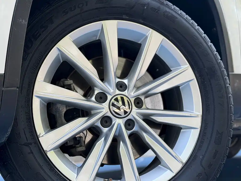 Volkswagen Tiguan — фото 8