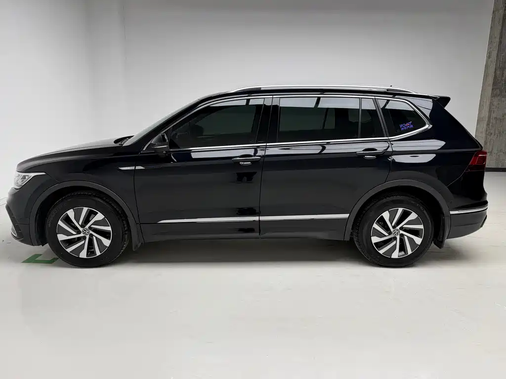 Volkswagen Tiguan L PHEV — фото 9