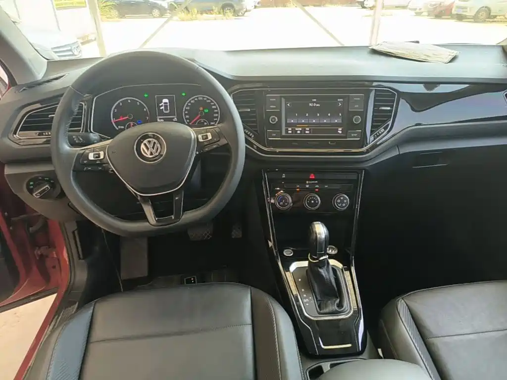 Volkswagen T-Roc — фото 10