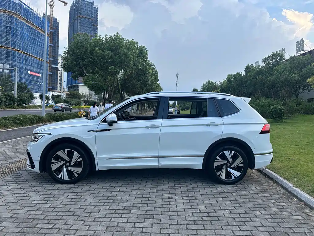 Volkswagen Tiguan L — фото 4