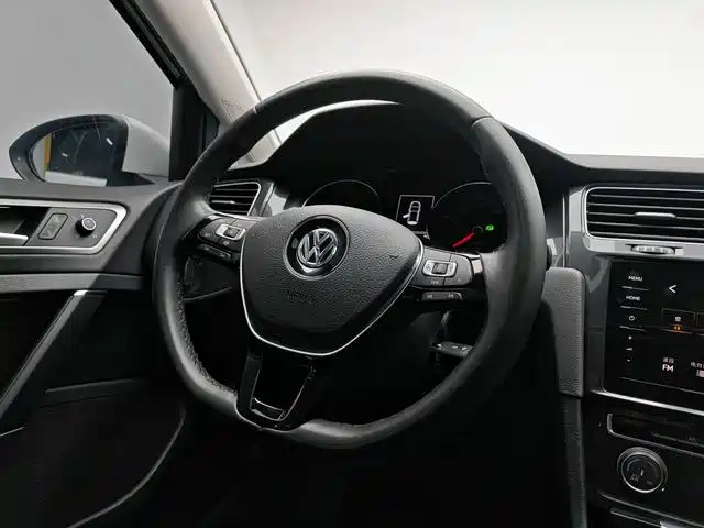 Volkswagen Golf — фото 15