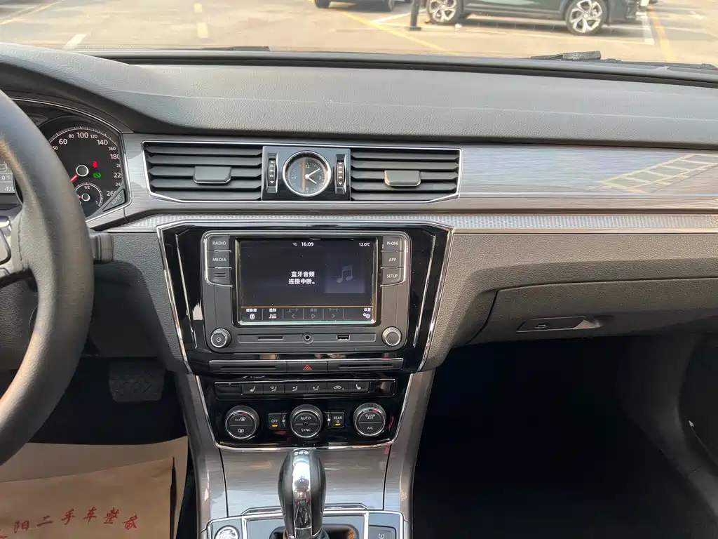 Volkswagen Passat — фото 17