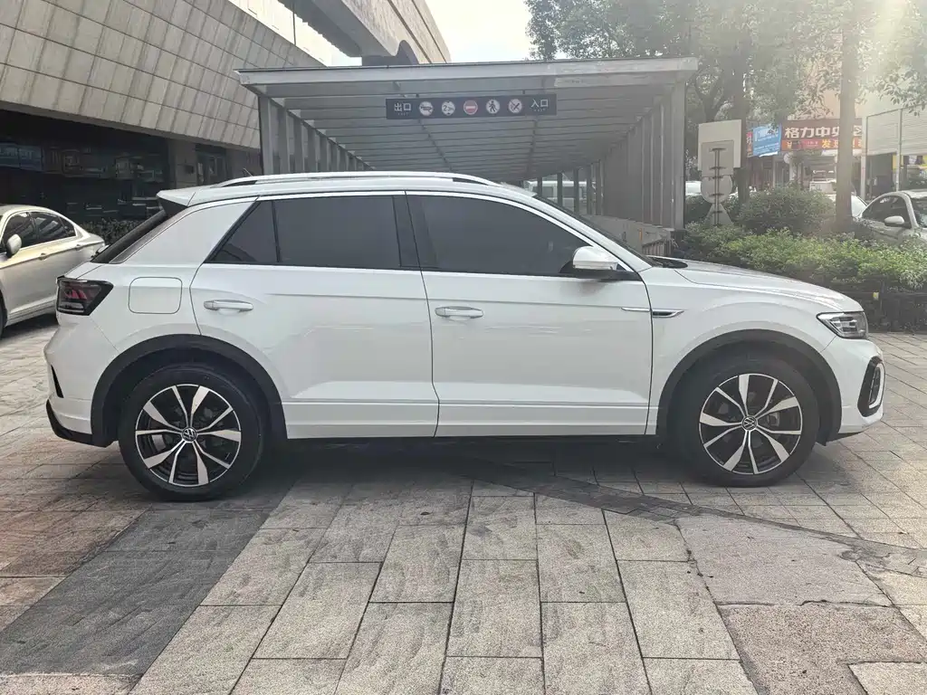 Volkswagen T-Roc — фото 6