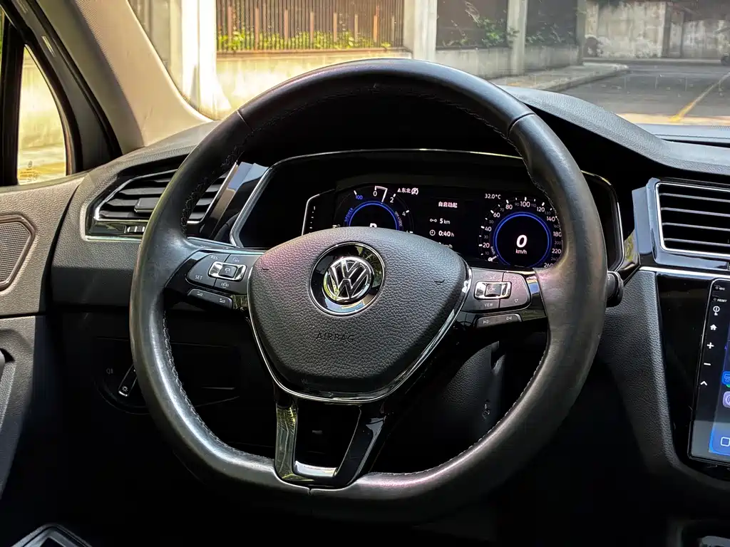 Volkswagen Tiguan L PHEV — фото 17